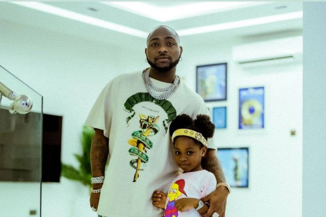 “Daddy why aren't you saying Hi” – Awesome moment Davido's daughter "Imade" questions the singer for snubbing fans (WATCH)